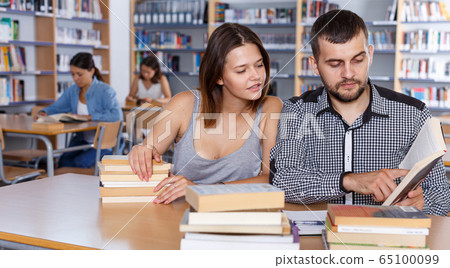 Students working in library Students working in library 65100099