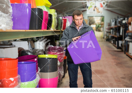 Man choosing pot for plants 65100115