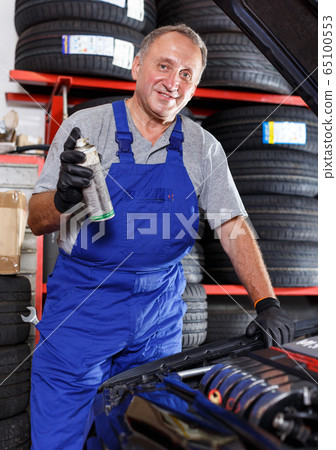 Mechanician repairing car 65100553