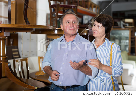 Portrait of mature couple who is shopping 65100723