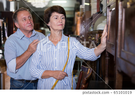 Mature man with his wife are shopping the old buffete Mature man with his wife are shopping the old buffete 65101019