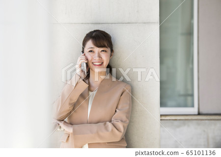 拜訪智能手機的一位小姐 拜訪智能手機的一位小姐 65101136