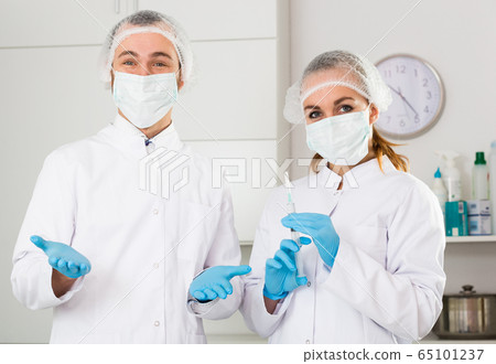 Female nurse and male doctor 65101237