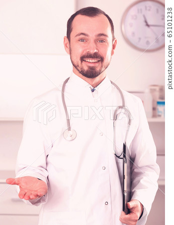 Male doctor waiting for patients 65101238
