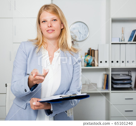 Portrait of businesswoman with folder 65101240