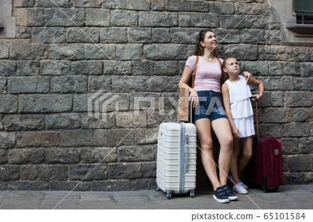 mother and daughter with travelling bag mother and daughter with travelling bag 65101584