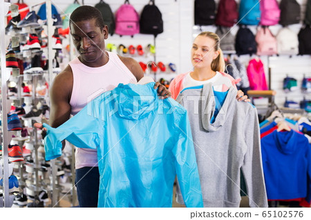 Man buying sportswear 65102576