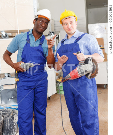 Builders using manual power tools Builders using manual power tools 65102662