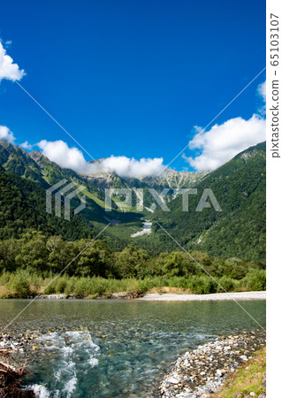 上高地白高山脈和梓河清流的風景 65103107