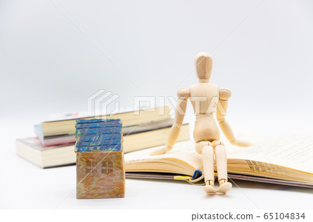 一個無聊的人在室內看書消磨時間 65104834