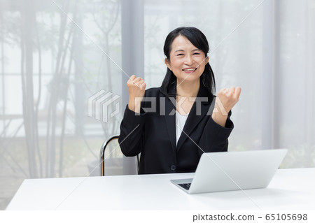 中間的女性事務 中間的女性事務 65105698