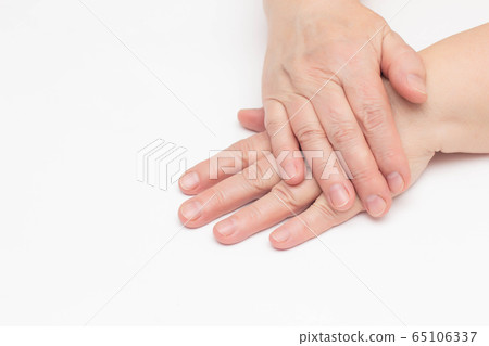 The hands of an elderly woman on a white background which has skin problems, dry and cracked skin on the hands, wrinkles, close-up, isolate, copy space, elasticity 65106337