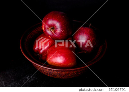 Fresh juicy red apple with droplets of water 65106791