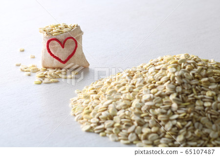 Food crisis and humanitarian assistance 65107487