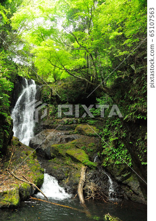 Maki waterfall Maki waterfall 65107563