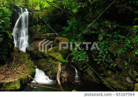 Maki waterfall Maki waterfall 65107564