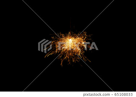 [Summer image] Sparkler fireworks that scatter beautifully 65108033