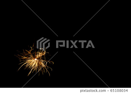 [Summer image] Sparkler fireworks that scatter beautifully 65108034