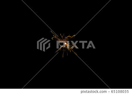 [Summer image] Sparkler fireworks that scatter beautifully 65108035