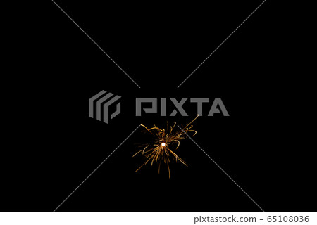 [Summer image] Sparkler fireworks that scatter beautifully 65108036