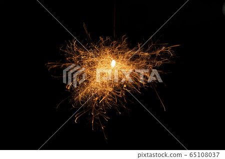 [Summer image] Sparkler fireworks that scatter beautifully 65108037