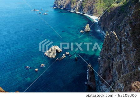 [Unosu Cliffs in Tanohata Village, Iwate Prefecture] Uno Cliffs in early spring 65109300