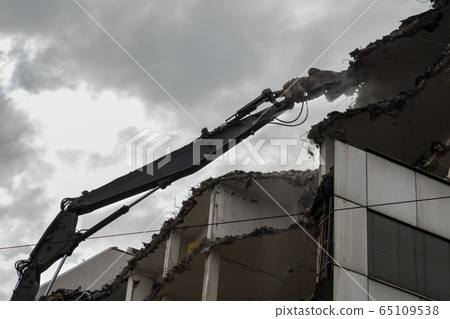Demolition Pulveriser Demoliting Building  65109538