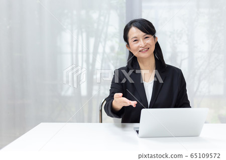 中間的女性事務 中間的女性事務 65109572