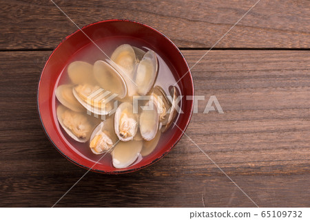 Clam miso soup in a bowl Clam miso soup in a bowl 65109732