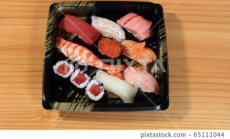 Take-out nigiri sushi image Take-out nigiri sushi image 65111044