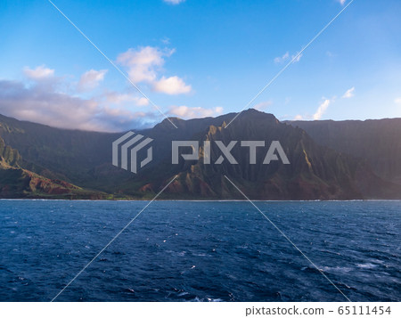 夏威夷考艾島納帕利海岸的深邃峽谷和浩瀚海洋 夏威夷考艾島納帕利海岸的深邃峽谷和浩瀚海洋 65111454