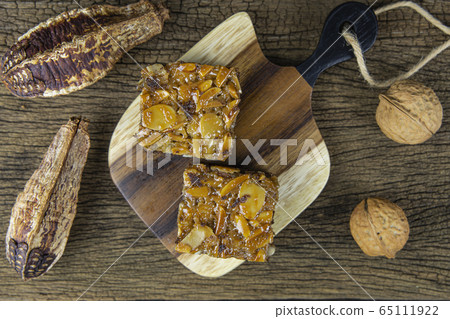 Flat lay toffee cake squares on wooden tray and on Flat lay toffee cake squares on wooden tray and on 65111922