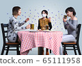 病毒傳播過程中，只有一個口罩的三個女人戴著啤酒正在吃啤酒聊天 65111958