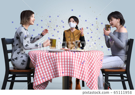 病毒傳播過程中,只有一個口罩的三個女人戴著啤酒正在吃啤酒聊天 病毒傳播過程中,只有一個口罩的三個女人戴著啤酒正在吃啤酒聊天 65111958
