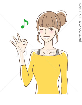 A woman who gives an OK sign with a smile 65112828