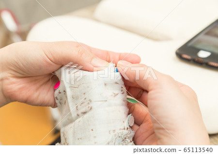 Woman making a mask 65113540