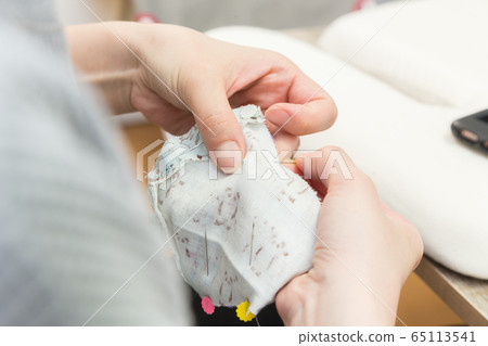 Woman making a mask 65113541