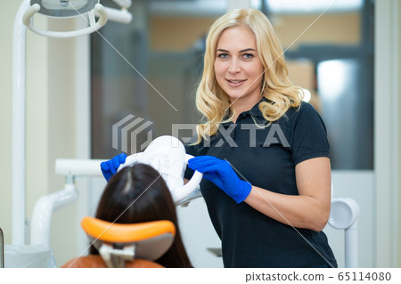 Beautiful female model advertising teeth whitening 65114080