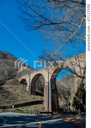 群馬縣冬季臼井通梅根橋 65115508