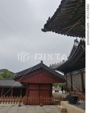 From one side of Myeongjeongjeon in Changgyeonggung 65115882