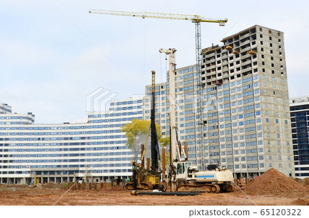 Tracked pile-driver, which can be used as large drilling equipment as well as pile-driving equipment Tracked pile-driver, which can be used as large drilling equipment as well as pile-driving equipment 65120322