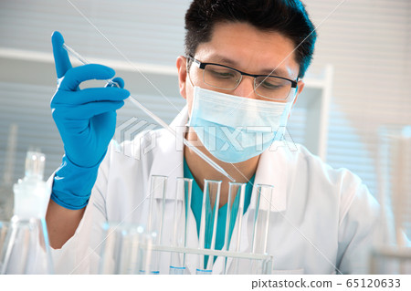 Medical scientist working in laboratory 65120633