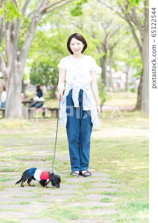 Dog walk woman Dog walk woman 65122544