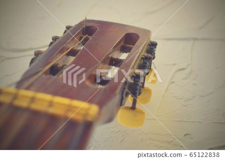 Old acoustic guitar head with tuning pegs. Retro haze. Old acoustic guitar head with tuning pegs. Retro haze. 65122838