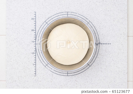 Bread making at home Process of making anpan 1-After primary fermentation, confirm the fermentation by finger test 65123677