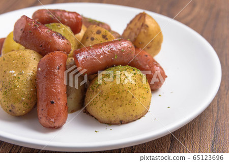 Stir-fried potatoes and wiener sausage 65123696