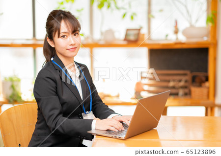 穿西裝的女人 65123896