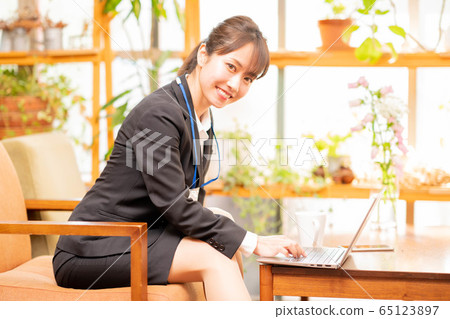 穿西裝的女人 65123897