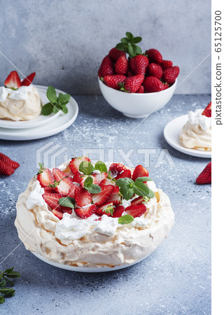 Cake Pavlova with meringue, strawberry and cream 65125700