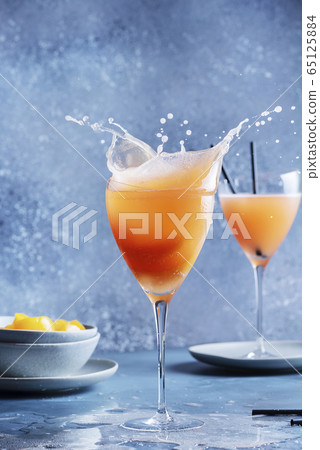 Traditional Italian cocktail bellini 65125884